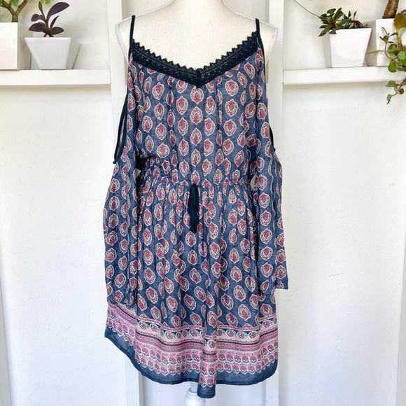 Band of Gypsies Dresses & Skirts - Band of Gypsies Cold Shoulder Dress M